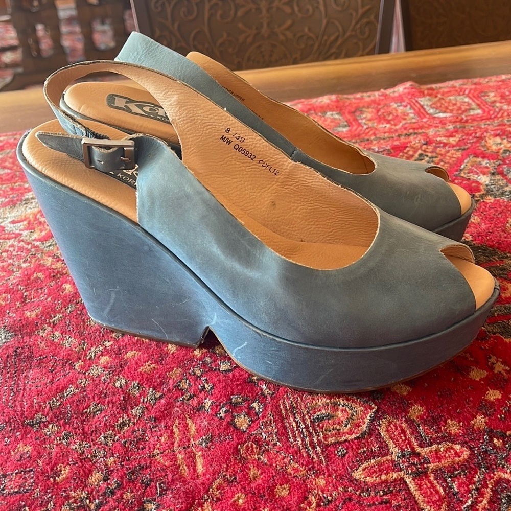 Korks women’s size 8 beautiful sandal.
